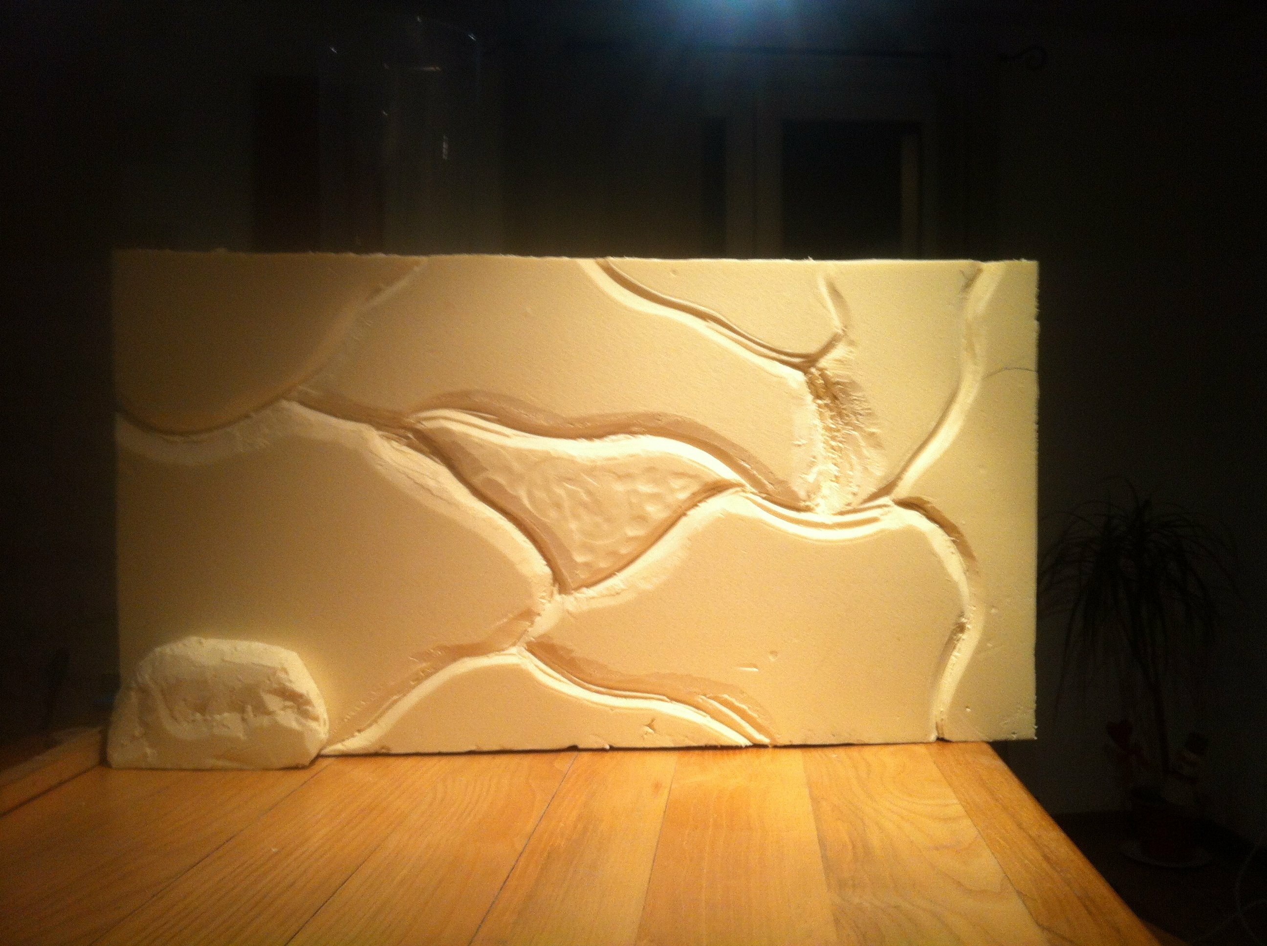 Décor de fond en relief imitant une paroi rocheuse